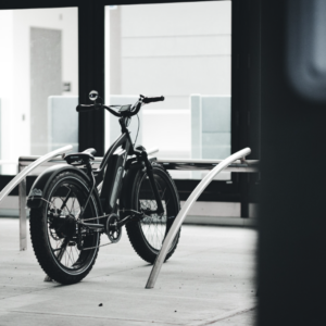Pre-owned Black Wide-Tire City E-Bike – Minimalist Fat-Tire Commuter & Leisure Bike
