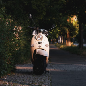 Pre-owned Cream-White Retro-Style Electric Scooter – Minimalist, Rounded Design – Ideal for Short Urban Trips